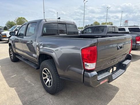 Used 2017 Toyota Tacoma SR image 7