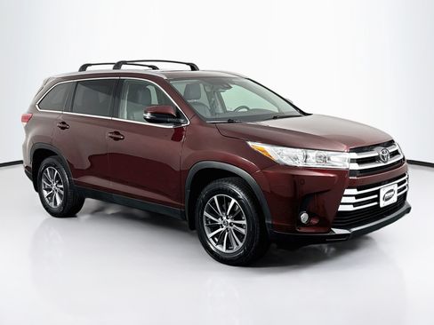 Used 2019 Toyota Highlander XLE AWD/4WD image 2