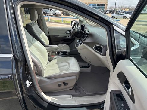 Used 2018 Chrysler Pacifica Touring-L w/ Advanced Safetytec Group image 14