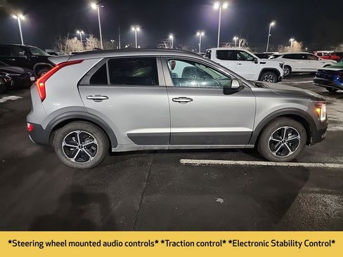 Used 2023 Kia Niro LX image 7