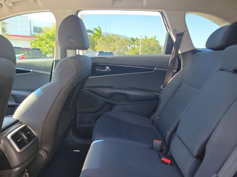 Used 2019 Kia Sorento LX image 12