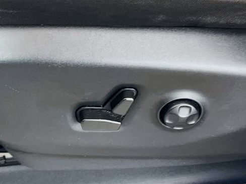 Used 2023 Chrysler Voyager LX FWD image 17
