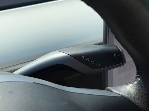Used 2022 Tesla Model Y Long Range AWD/4WD image 24