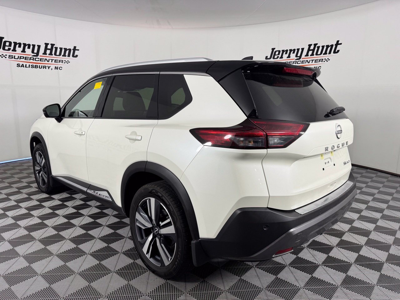 Used 2023 Nissan Rogue SL AWD/4WD image 9