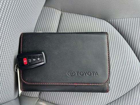 Used 2022 Toyota Highlander LE image 31