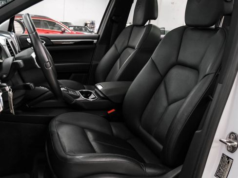Used 2014 Porsche Cayenne Platinum Edition AWD/4WD image 31