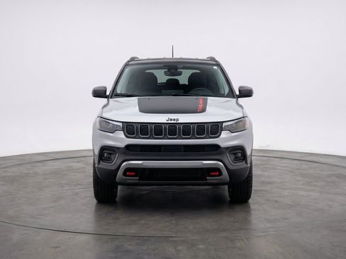 Used 2025 Jeep Compass Trailhawk AWD/4WD image 2