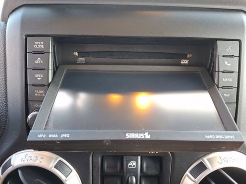 Used 2013 Jeep Wrangler Unlimited Rubicon w/ Max Tow Pkg image 19