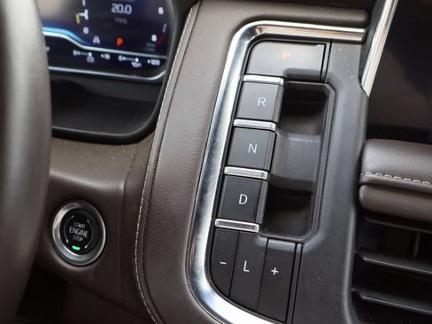 Used 2024 Chevrolet Suburban LT RWD image 18