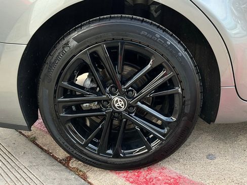 Used 2025 Toyota Camry SE image 9