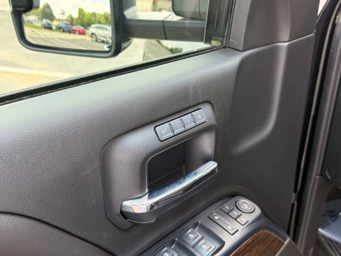 Used 2017 GMC Sierra 2500 Denali w/ Duramax Plus Package AWD/4WD image 18