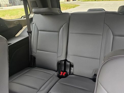 Used 2024 GMC Yukon SLT w/ SLT Premium Package AWD/4WD image 7