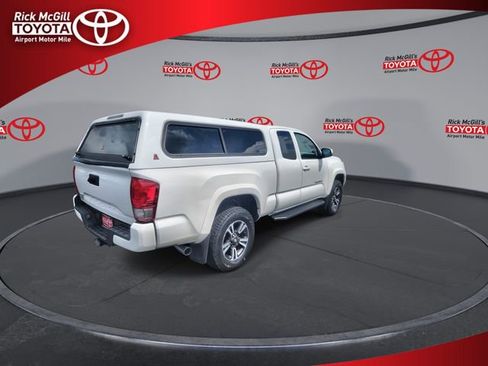 Used 2017 Toyota Tacoma TRD Sport w/ Tow Package (A/T) AWD/4WD image 8