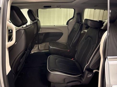 Used 2024 Chrysler Pacifica Limited image 27