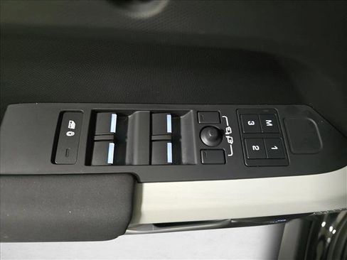 Certified 2024 Land Rover Defender 130 X-Dynamic SE image 28