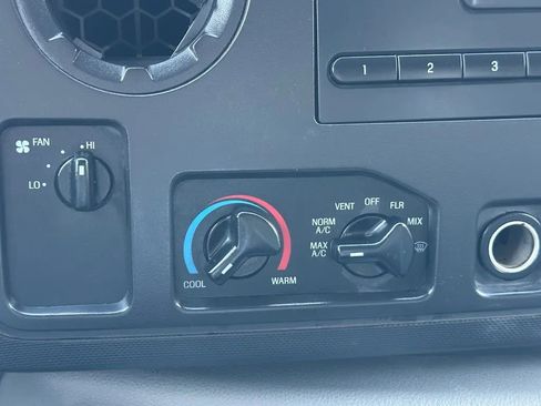 Used 2015 Ford E-350 and Econoline 350 Super Duty image 21