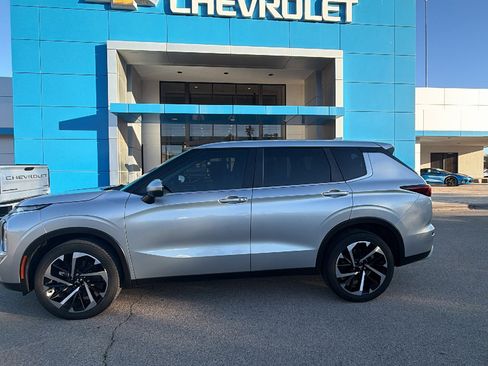 Used 2023 Mitsubishi Outlander SE image 2