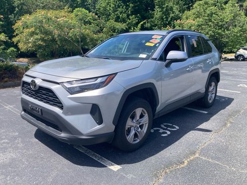 Used 2025 Toyota RAV4 XLE AWD/4WD image 2