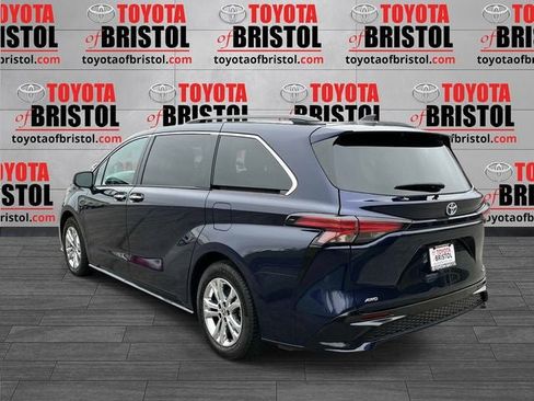 Used 2022 Toyota Sienna XSE w/ XSE Plus Package image 6
