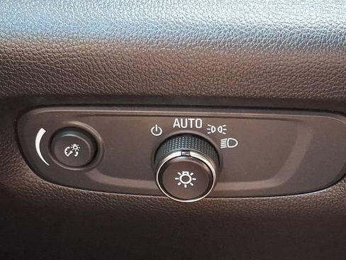 Used 2023 Chevrolet Traverse LT FWD image 25