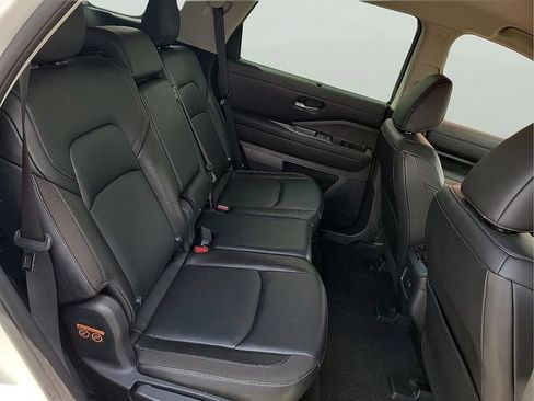 Used 2022 Nissan Pathfinder SL FWD image 17