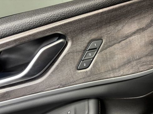 Used 2022 Jeep Grand Cherokee L Limited w/ Luxury Tech Group II AWD/4WD image 21