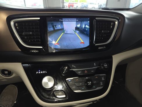 Used 2017 Chrysler Pacifica Touring-L w/ Tire & Wheel Group FWD image 35
