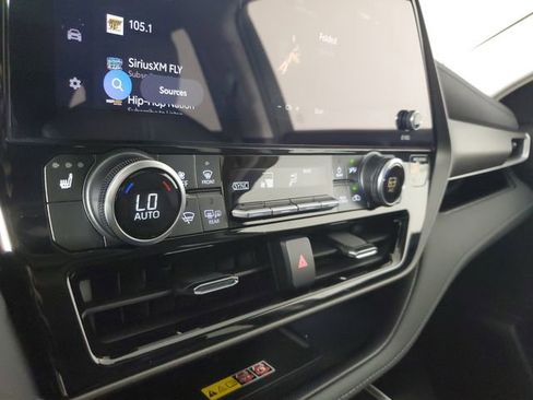 Used 2025 Toyota Highlander XLE image 30