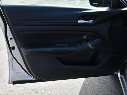 Used 2024 Nissan Altima 2.5 SV FWD image 13
