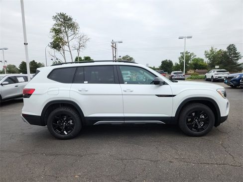 New 2026 Volkswagen Atlas Peak Edition image 2
