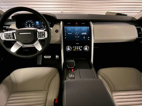 New 2025 Land Rover Discovery Dynamic SE image 6