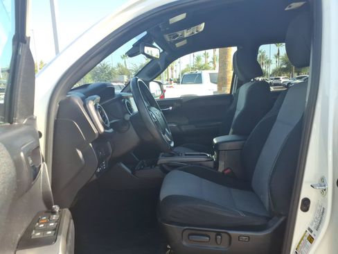 Used 2021 Toyota Tacoma TRD Off-Road w/ Technology Package AWD/4WD image 15