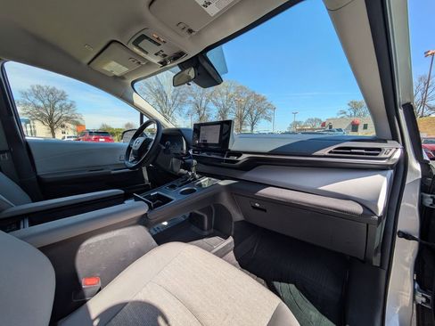 Used 2025 Toyota Sienna LE FWD image 32