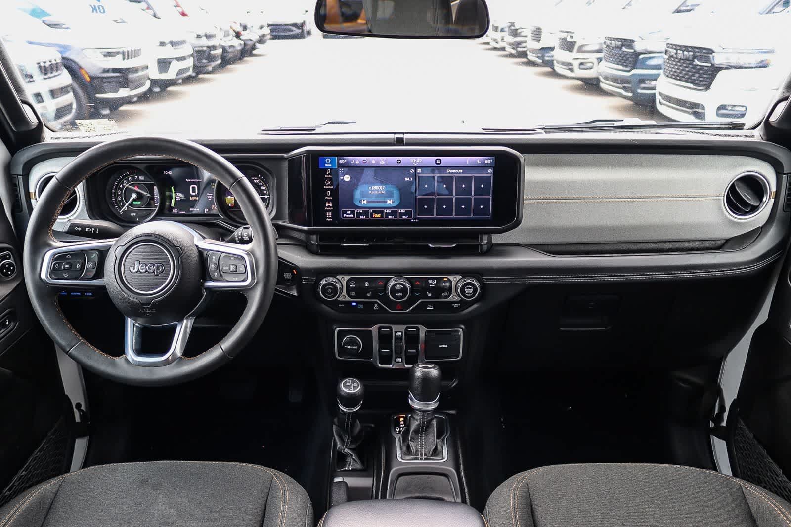 Used 2024 Jeep Wrangler Unlimited Sahara AWD/4WD image 12