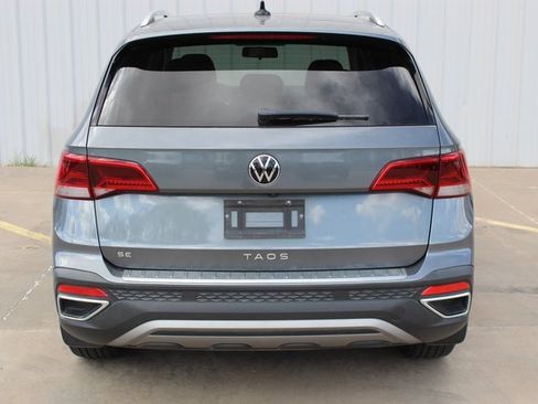 Used 2022 Volkswagen Taos SE w/ Panoramic Sunroof Package image 6