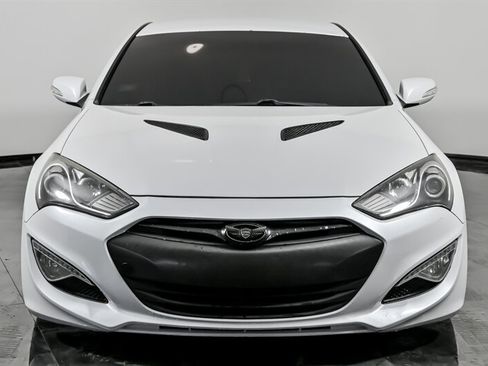 Used 2015 Hyundai Genesis 3.8 image 4