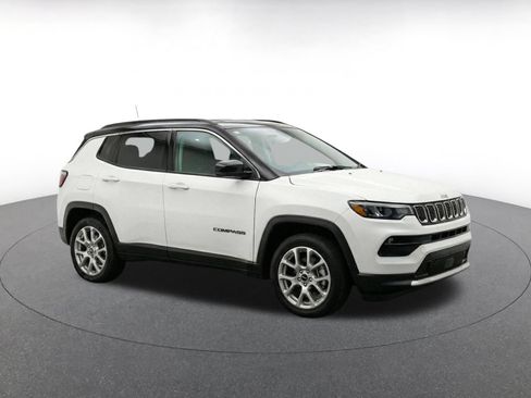 Used 2025 Jeep Compass Limited AWD/4WD image 3