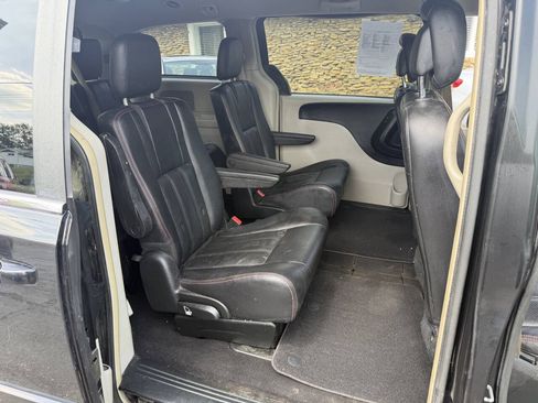 Used 2011 Dodge Grand Caravan Crew w/ Entertainment Group 1 FWD image 8