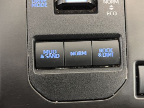 Used 2021 Toyota Highlander XLE AWD/4WD image 30