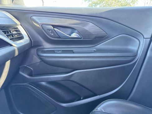 Used 2023 GMC Terrain SLT image 23