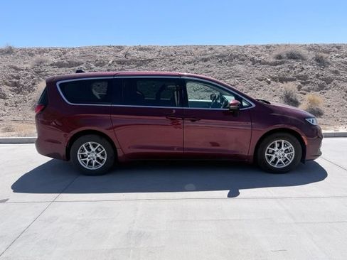 Used 2023 Chrysler Pacifica Touring-L FWD image 4