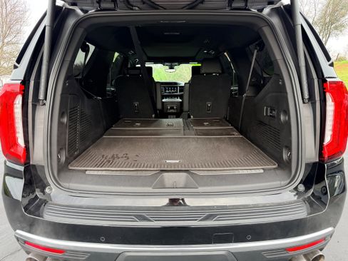 Used 2021 GMC Yukon XL Denali w/ Denali Premium Package image 9