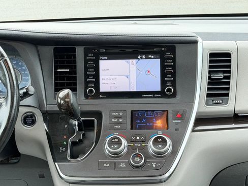 Used 2018 Toyota Sienna XLE w/ XLE Navigation Package AWD/4WD image 16