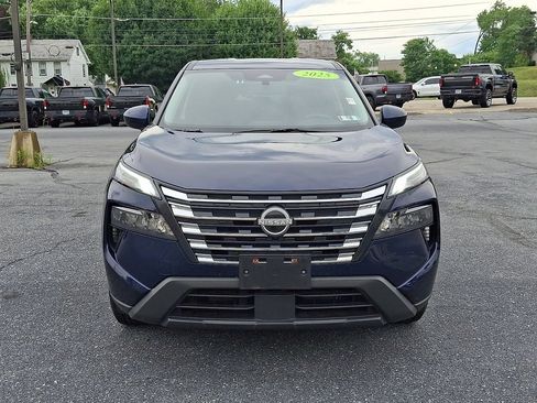 Used 2025 Nissan Rogue SV AWD/4WD image 2