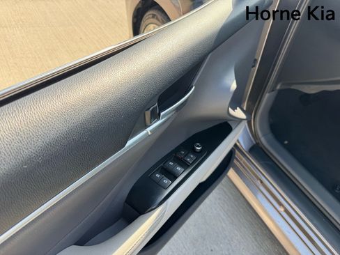 Used 2018 Toyota Camry XLE FWD image 11