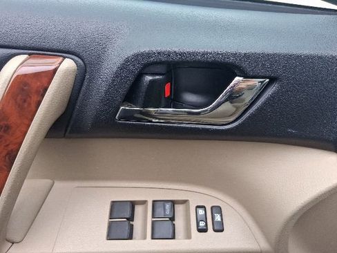 Used 2013 Toyota Highlander Limited AWD/4WD image 17