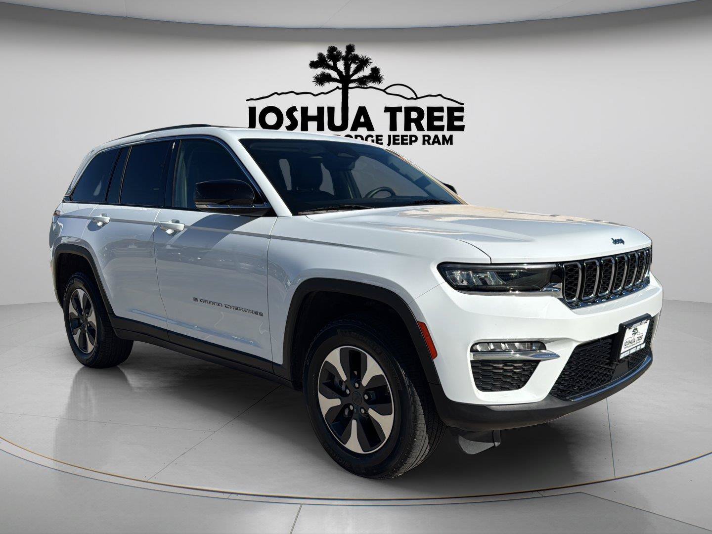 Used 2023 Jeep Grand Cherokee 4WD 4xe image 1