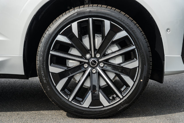 New 2026 Volvo XC60 B5 Ultra w/ Protection Package Premier AWD/4WD image 18