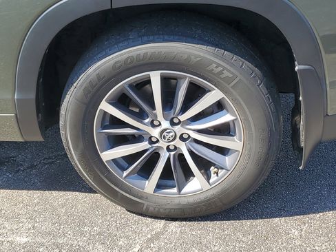 Used 2017 Toyota Highlander XLE AWD/4WD image 10