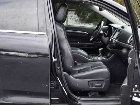 Used 2017 Toyota Highlander SE image 25